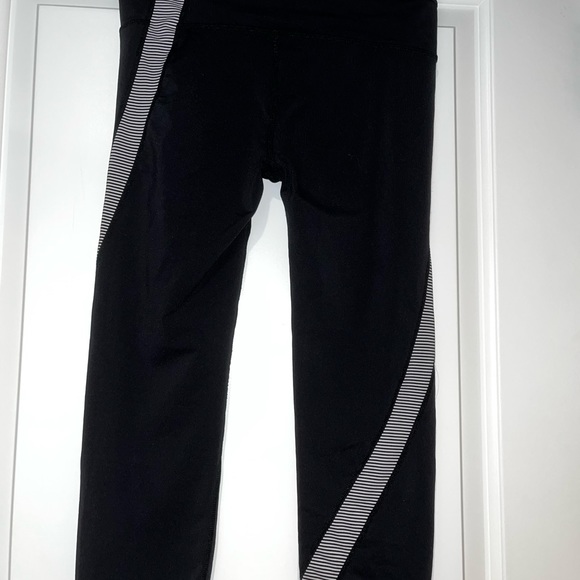2/$15 Women’s GapFit gfast small black capri leggings - Picture 5 of 11
